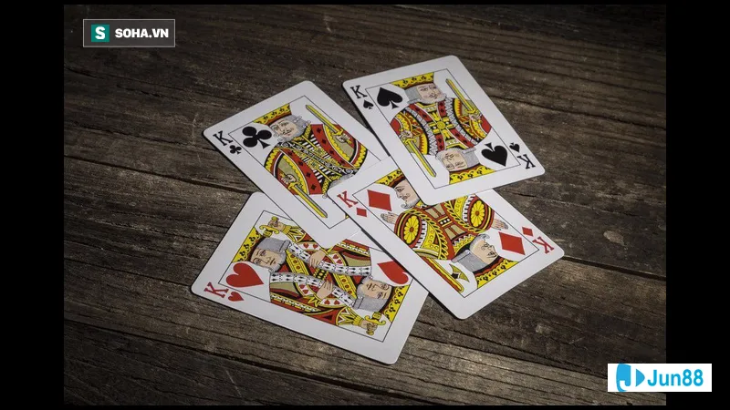 Bộ bài Poker trên nền màu đỏ đậm Bộ bài Poker trên nền màu đỏ đậm