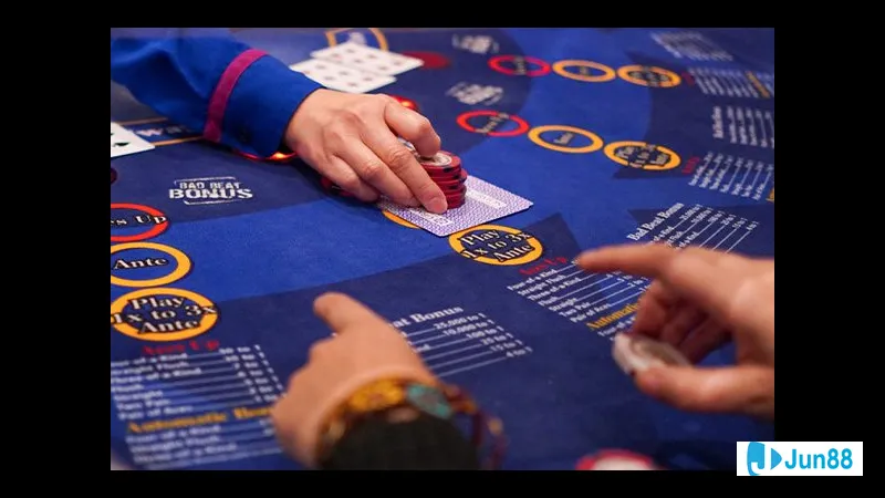 Đọc vị đối thủ Đọc vị đối thủ qua nhịp cược và thói quen tố.