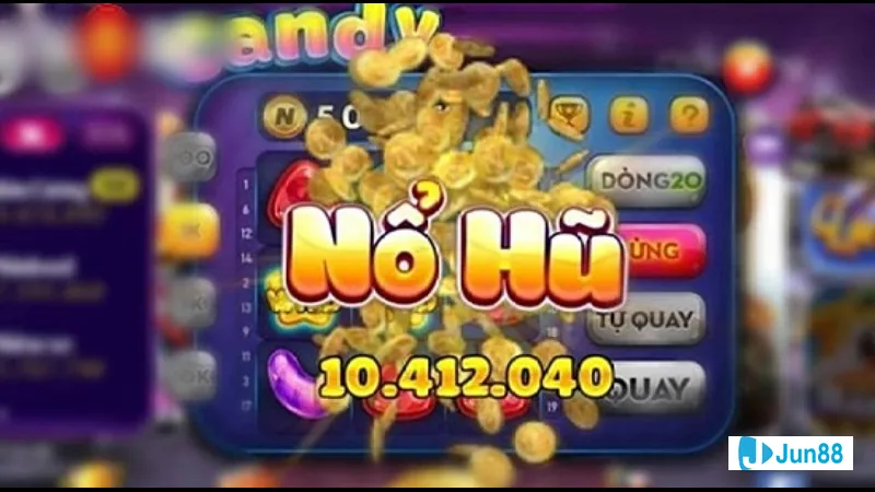 Hai con mèo đen chơi đùa trên sân Hai con mèo đen chơi đùa trên sân