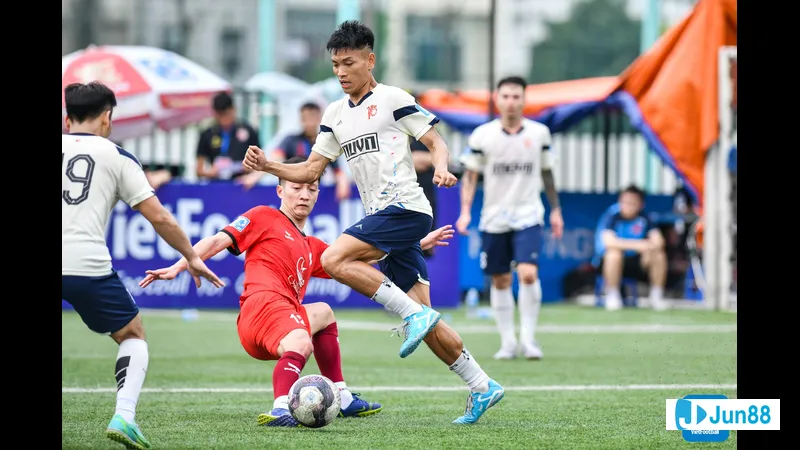 Cầu thủ IDM đang tham gia trận đấu Cầu thủ IDM đang tham gia trận đấu