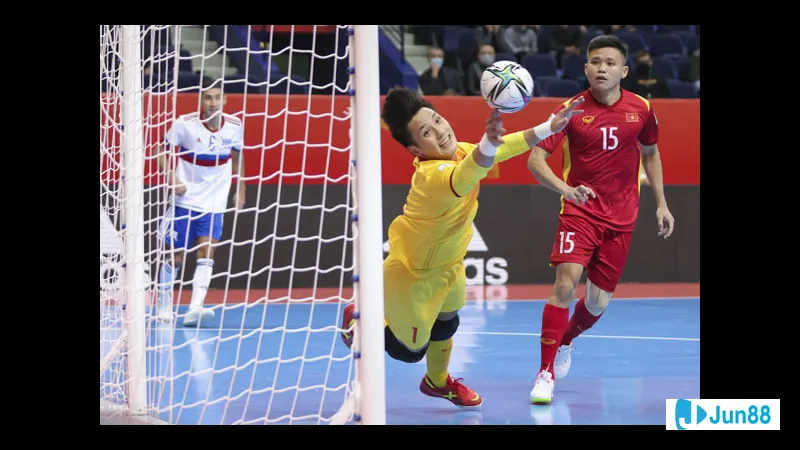 Thủ môn đứng chờ lấy bóng trong khung Thủ môn đứng chờ lấy bóng trong khung