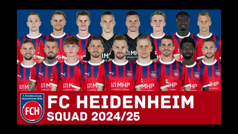 Cầu thủ Heidenheim đang tranh chấp bóng với cầu thủ RB Leipzig Cầu thủ Heidenheim đang tranh chấp bóng với cầu thủ RB Leipzig