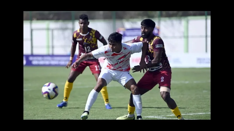 Cầu thủ Meghalaya và Services tranh chấp bóng trên sân cỏ Cầu thủ Meghalaya và Services tranh chấp bóng trên sân cỏ