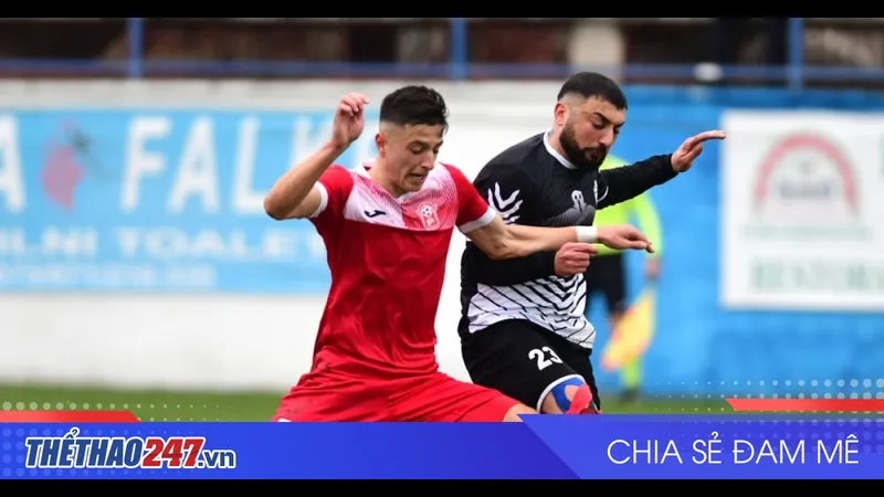 Cầu thủ Mykonos và Aias Salamina tranh chấp bóng trên sân Cầu thủ Mykonos và Aias Salamina tranh chấp bóng trên sân