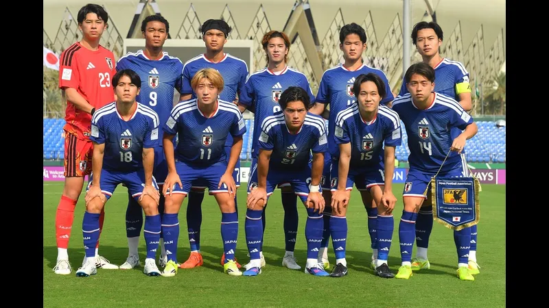 Cầu thủ U23 Nhật Bản nỗ lực giữ bóng trước U23 Trung Quốc