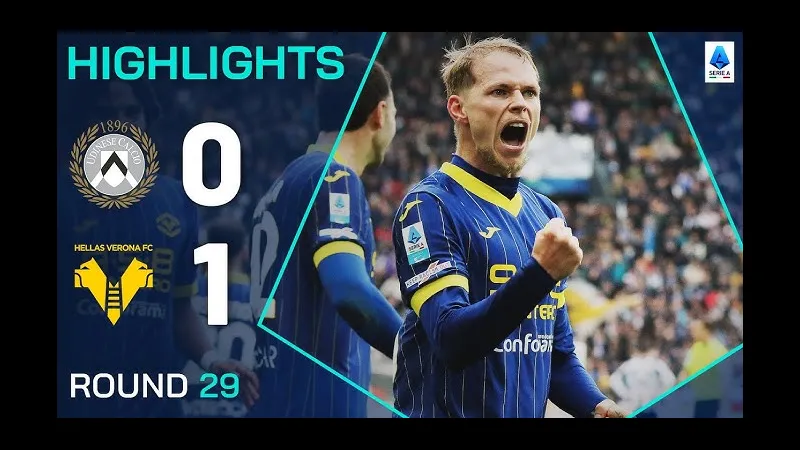 Cầu thủ Verona và Udinese tranh chấp bóng trước khán giả Cầu thủ Verona và Udinese tranh chấp bóng trước khán giả